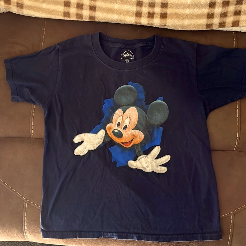 DISNEY MICKEY MOUSE boys size 6/7 T-shirt.